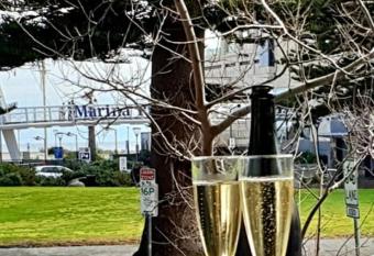 Glenelg Getaway 3 bedroom apartment when correct number of guests are booked has Balcony rooms