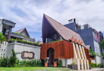 Kusuma Villa Seminyak allows 18 year olds to book a room