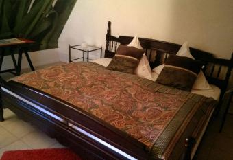 Fr  ulein Sonntag-G  stehaus allows 18 year olds to book a room