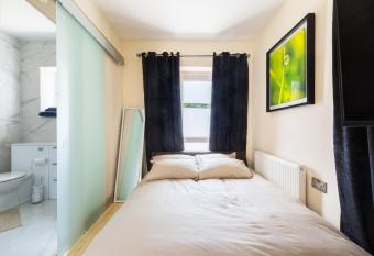 Umbrella Properties Private Apartment Birmingham allows 18 year olds to book a room