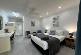 Mareeba Motor Inn has Balcony rooms