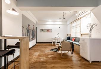 Guangzhou Haizhu District Zhongda Metro Station allows 18 year olds to book a room