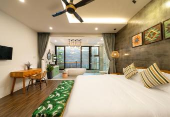 Paddy Boutique House Hoian has rooms with a private hot tub