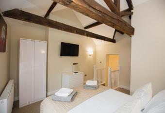 THE SPREAD EAGLE chesterfield allows 18 year olds to book a room