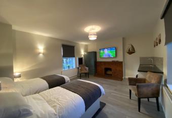 The Fordham Inn allows 18 year olds to book a room