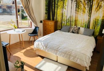 Amazing Quiet Garden House near London Luton Airport allows 18 year olds to book a room