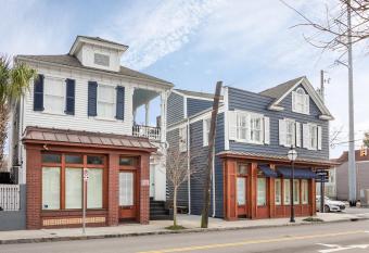 The Quarters on Spring has Balcony rooms