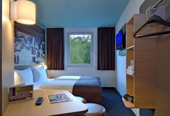 B&B Hotel Berlin-Dreilinden allows 18 year olds to book a room