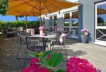 B&B Hotel K  ln-West allows 18 year olds to book a room