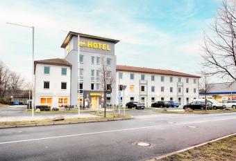 B&B Hotel Kassel-S  d allows 18 year olds to book a room