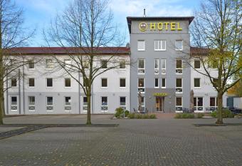 B&B Hotel D  sseldorf-Ratingen allows 18 year olds to book a room