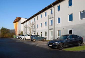 B&B Hotel Offenbach-S  d allows 18 year olds to book a room