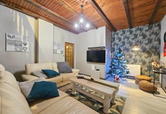 Le Cocon de La Houssi  re allows 18 year olds to book a room