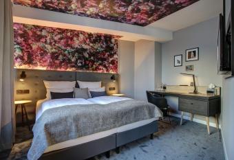 NYCE Hotel Hamburg City allows 18 year olds to book a room