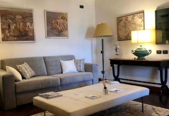 Nativo Suite Da Vinci 38 has rooms with a private hot tub