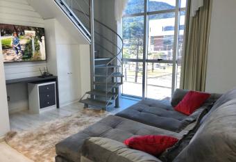 Saint Sebastian Flat 213 - Com Hidro! at   4 pessoas, Duplex, no centro has rooms with a private hot tub