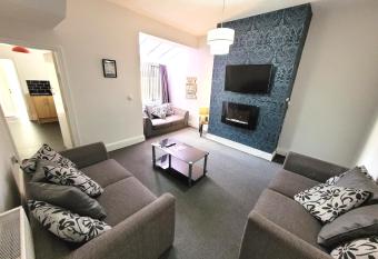 Regent House Holiday Home - Blackpool Resort Collection allows 18 year olds to book a room