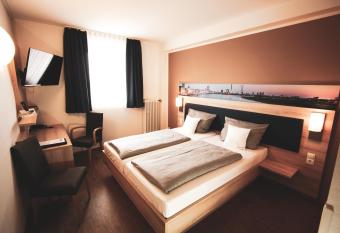 Hotel Am Vogelsanger Weg allows 18 year olds to book a room