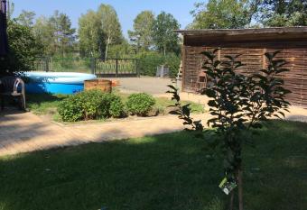 Helles Doppelzimmer im Untergeschoss mit Bad im Gr  nen nahe Potsdam allows 18 year olds to book a room