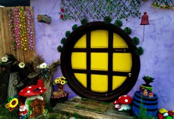 Ograda cu pove  ti allows 18 year olds to book a room