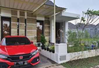 Guest house the Argopuro has rooms with a private hot tub