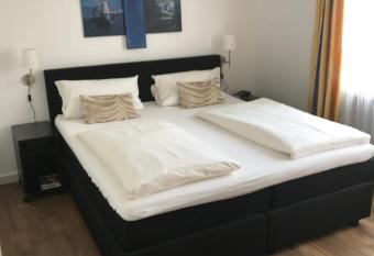 Hotel International am Theater allows 18 year olds to book a room