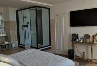 CHAMBRES LOUGOLIN allows 18 year olds to book a room