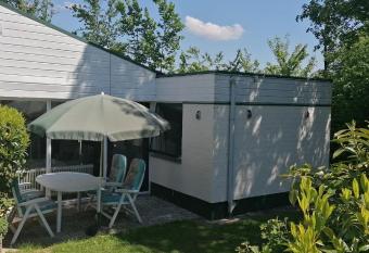 4-pers vakantiebungalow in het Heuvelland allows 18 year olds to book a room