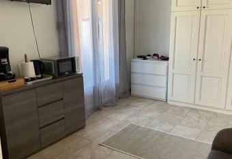 studio climatis   proche port et plages allows 18 year olds to book a room