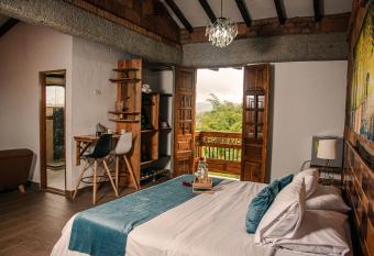 Hotel Santa Laura has rooms with a private hot tub