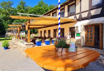 Hotel Waldquelle - Baumhaushotel Aerzen has Balcony rooms