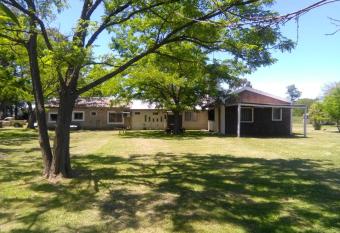 Los Arboles, casa completa a 5 minutos del Aeropuerto allows 18 year olds to book a room