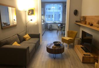 Claire et Li  ge, toute une histoire... allows 18 year olds to book a room