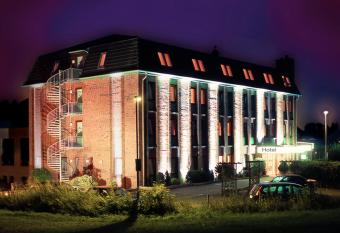 Entr  e Glinde Restaurant & Tagungshotel allows 18 year olds to book a room