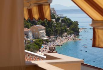 Vila Nives has Balcony rooms