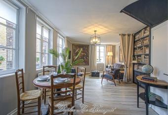 La Venelle des Greniers    Sel allows 18 year olds to book a room