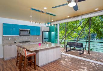 South Shore Villa Armonia Luxury Boutique has rooms with a private hot tub