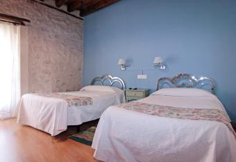 HOTEL RURAL LOS ABUELOS allows 18 year olds to book a room