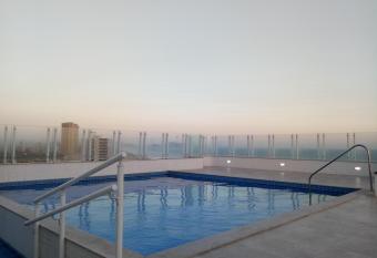 Pr  dio com piscina na cobertura frente ao mar, apartamento para at   6 adultos e 3 crian  as at   8 anos, churrasqueira na sacada, Wi-Fi gr  tis, N  O oferecemos roupas de cama e banho, 1 vaga de garagem, na Praia Grande-Vila Mirim allows 18 year olds to book a room