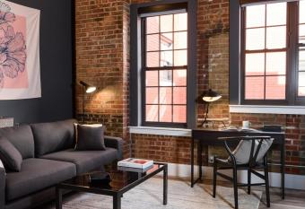 Luxe LF Square 1BR with Rooftop by Zencity has Balcony rooms