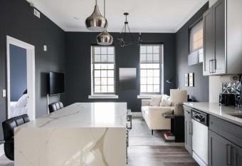 Luxe LF Square 1BR with City View & Rooftop by Zencity has Balcony rooms