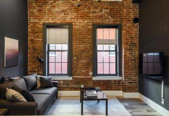 Luxe LF Square 1BR with Rooftop by Zencity has Balcony rooms