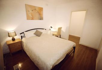 Sunny House - Melbourne Airport Home allows 18 year olds to book a room