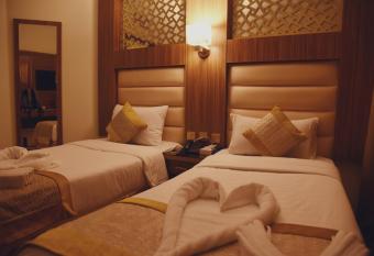 Al Andalus Palace 1 Hotel Haram                                1            has rooms with a private hot tub