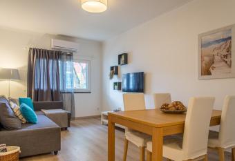 Charming and Central Apart - 350m from the beach allows 18 year olds to book a room