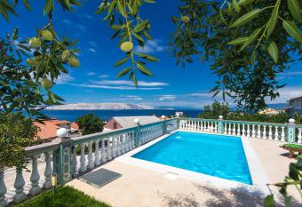 Holiday Home Larma allows 18 year olds to book a room