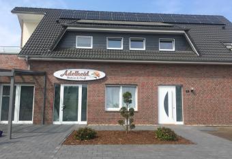 G  ste und Messezimmer Adelheidsdorf allows 18 year olds to book a room