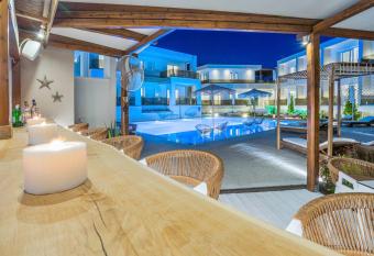 Mirablue Luxury Residences has Balcony rooms