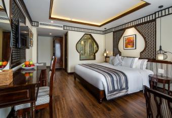 Le Pavillon Hoi An Paradise Hotel & Spa has rooms with a private hot tub