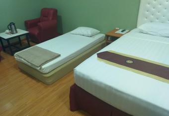 Supreme Hotel Yangon has rooms with a private hot tub